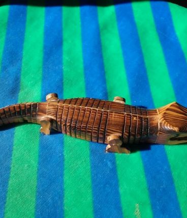 crocodile en bois articulé  par lanière 