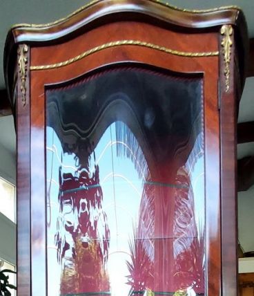 Vitrine galbée style Louis XV en marqueterie