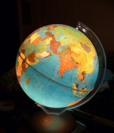  globe terrestre . Très grand. Diamètre : 40 cms