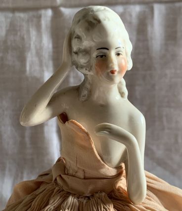 Buste femme en biscuit sur socle avec une robe 