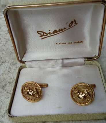 Paire de boutons de manchette plaqué or avec buste de femme 