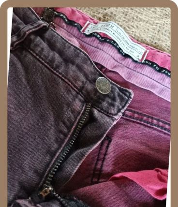 Jeans couleur aubergine reflets fucsia IKKS (W31) en très bo