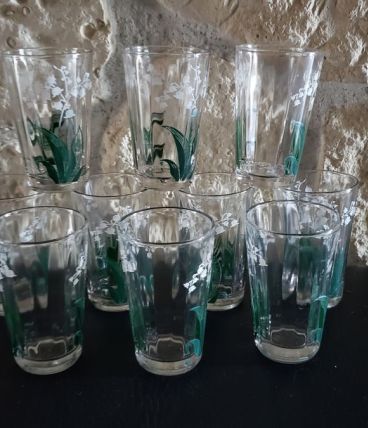 Lot de 10 verres forme gobelet motif muguet