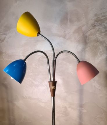 Ce lampadaire vintage est édité par l'éditeur tchèque Lidoko