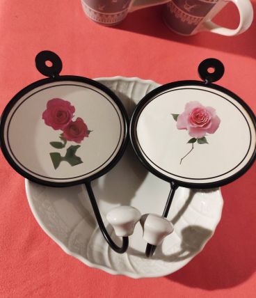 Lot de deux patères motif rose, métal et céramique 