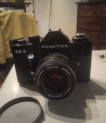 Appareil photo , praktica EE2,avec sacoche et protection obj