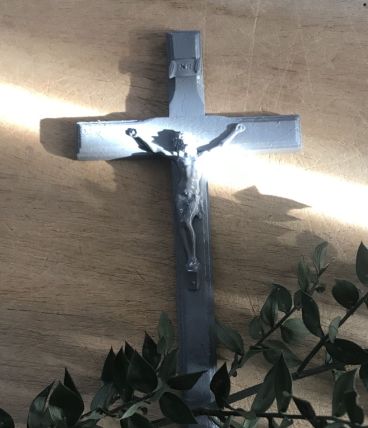 Crucifix monochrome gris 