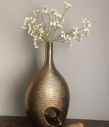 Vase en céramique doré.