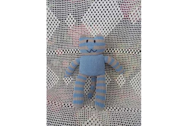 Doudou chat bleu tricoté à la main avec une laine douce 