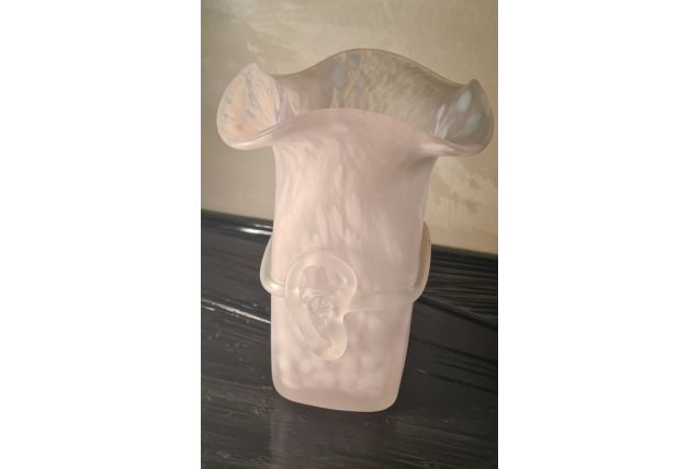 Très joli vase en pate de verre rose pâle et blanc,1,5kg  mu