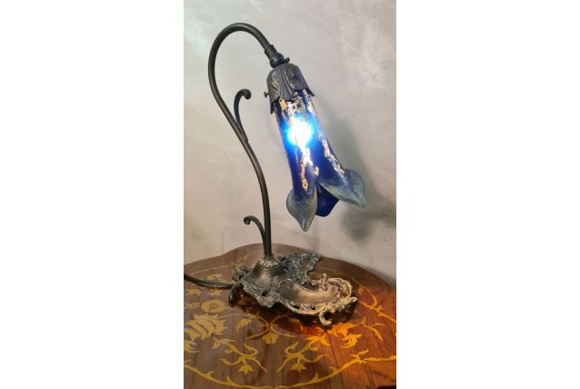   lampe  fonte acier patiné bronze et  tulipe pate de verre 