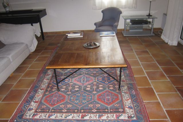 Table basse avec plateau en parquet ancien et pieds en fer f